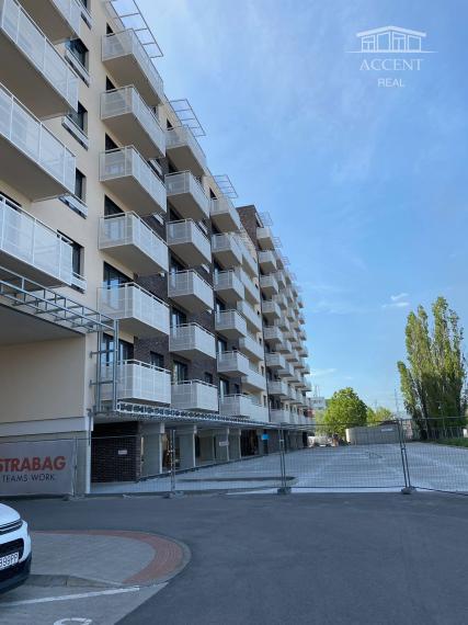 PREDAJ MODERNEJ 2 IZBOVEJ NOVOSTAVBY  S BALKÓNOM A PIVNIČNOU KOBKOU