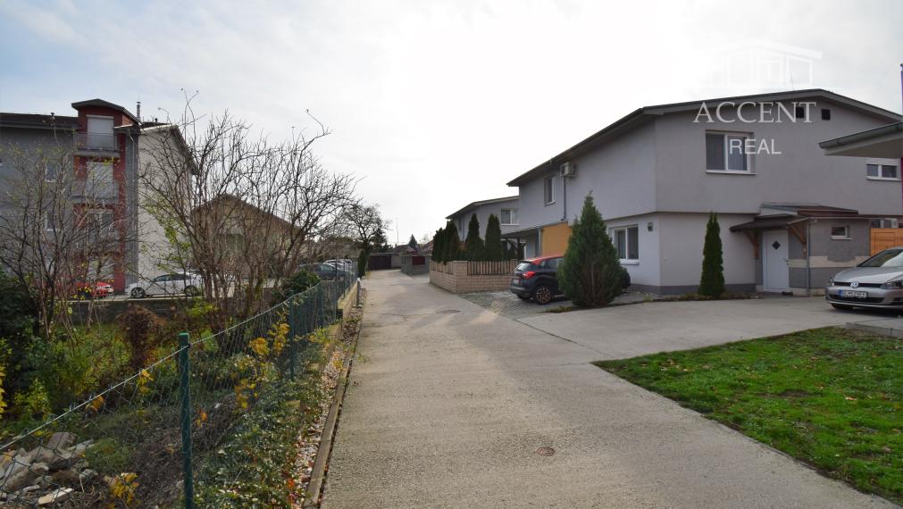 VEĽMI PEKNÝ 1-IZBOVÝ BYT(37M2) S PARKOVACÍM MIESTOM V UZAVRETOM REZIDENČNOM AREÁLI