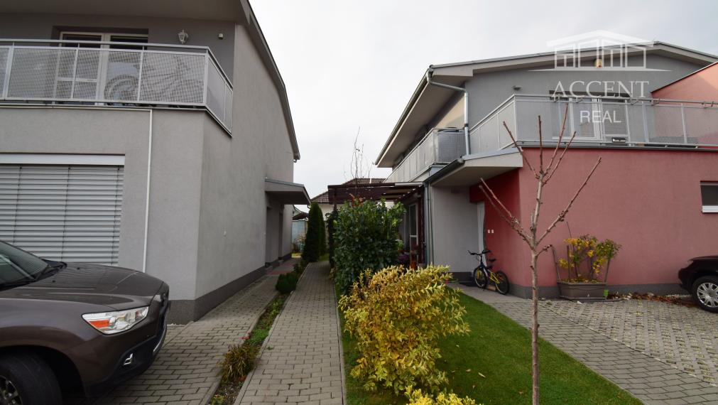 VEĽMI PEKNÝ 1-IZBOVÝ BYT(37M2) S PARKOVACÍM MIESTOM V UZAVRETOM REZIDENČNOM AREÁLI