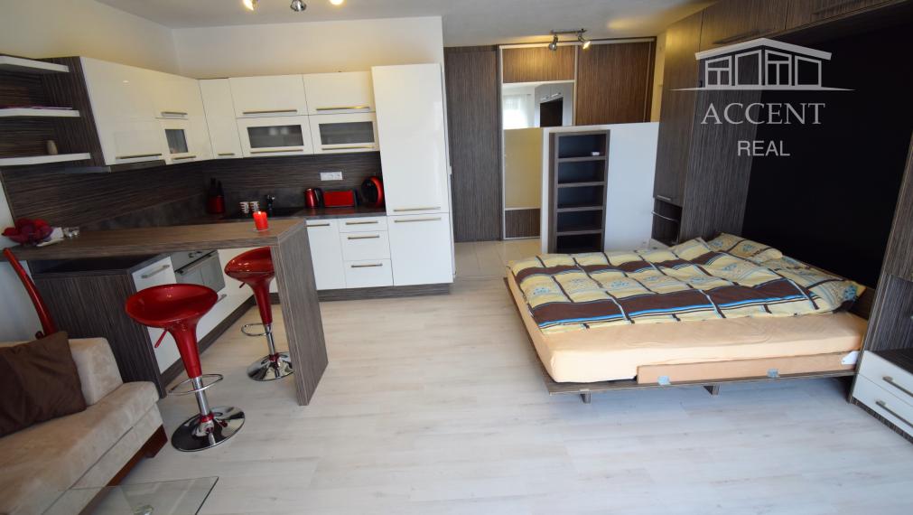 VEĽMI PEKNÝ 1-IZBOVÝ BYT(37M2) S PARKOVACÍM MIESTOM V UZAVRETOM REZIDENČNOM AREÁLI