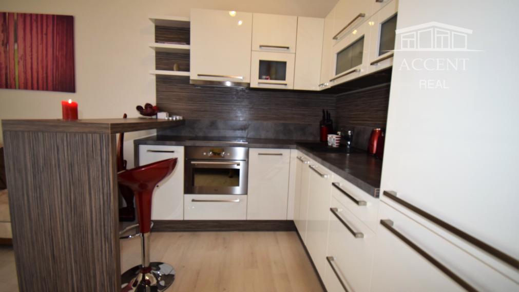 VEĽMI PEKNÝ 1-IZBOVÝ BYT(37M2) S PARKOVACÍM MIESTOM V UZAVRETOM REZIDENČNOM AREÁLI