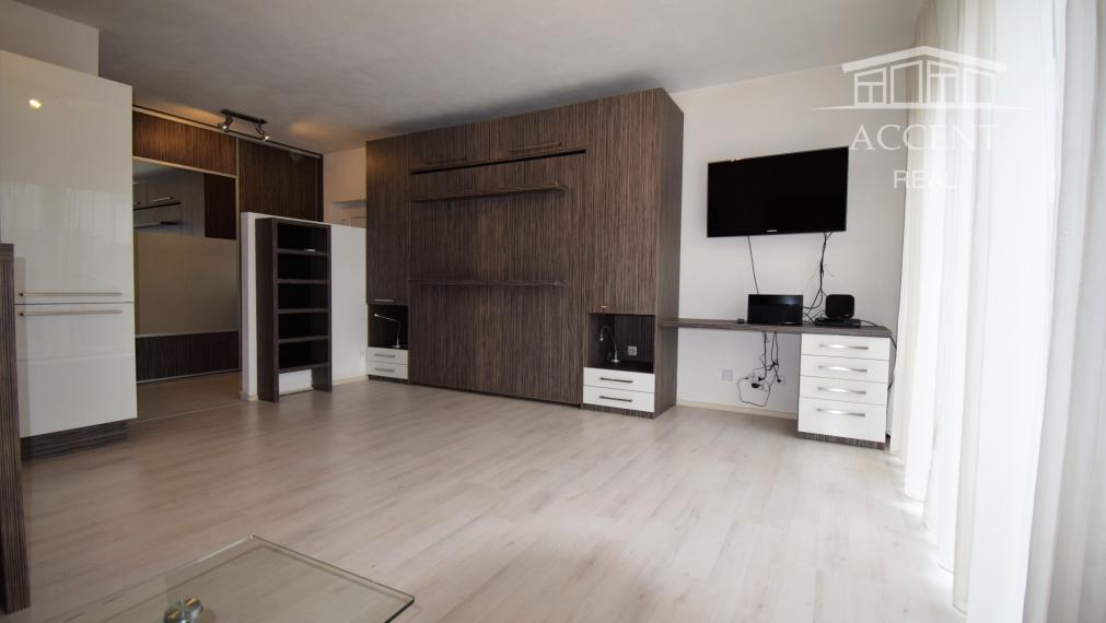 VEĽMI PEKNÝ 1-IZBOVÝ BYT(37M2) S PARKOVACÍM MIESTOM V UZAVRETOM REZIDENČNOM AREÁLI