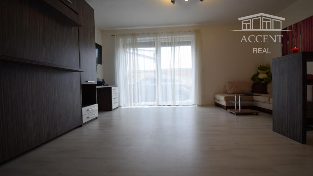 VEĽMI PEKNÝ 1-IZBOVÝ BYT(37M2) S PARKOVACÍM MIESTOM V UZAVRETOM REZIDENČNOM AREÁLI