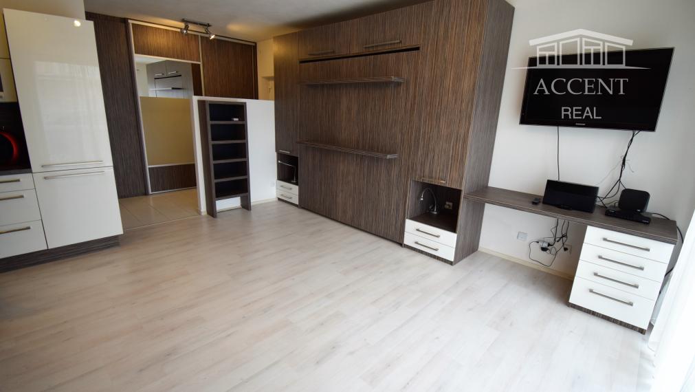 VEĽMI PEKNÝ 1-IZBOVÝ BYT(37M2) S PARKOVACÍM MIESTOM V UZAVRETOM REZIDENČNOM AREÁLI