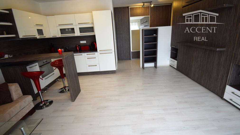 VEĽMI PEKNÝ 1-IZBOVÝ BYT(37M2) S PARKOVACÍM MIESTOM V UZAVRETOM REZIDENČNOM AREÁLI