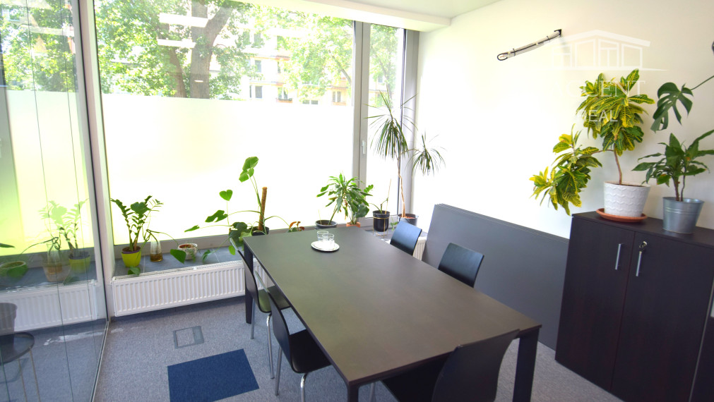 OBCHODNÉ PRIESTORY, KANCELÁRIE NA RAČIANSKEJ ULICI S PARKOVACÍMI MIESTAMI ZA VÝBORNÚ CENU