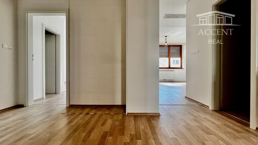 REZERVOVANÉ -  LUKRATÍVNY KLIMATIZOVANÝ  3-IZBOVÝ BYT (91M2) S BALKÓNOM A S 2 KÚPEĽŇAMI V EXKLUZÍVNOM CITY GATE NA PEŠEJ ZÓNE -GORKÉHO/LAURINSKÁ