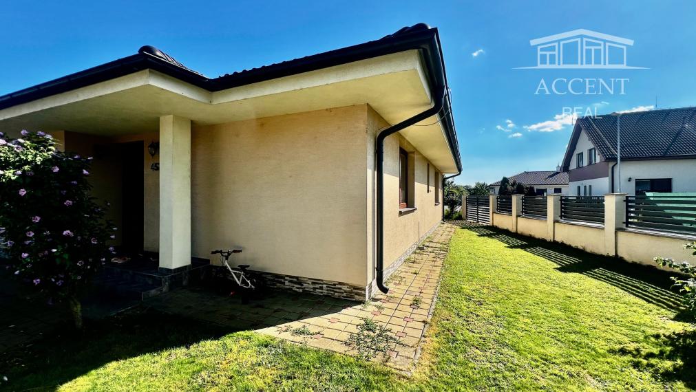 PRIESTRANNÝ 4-IZBOVÝ BUNGALOV (188M2) S GARÁŽOU A S PEKNÝM POZEMKOM (550M2) LEN 4KM OD SENCA - HRUBÝ ŚÚR