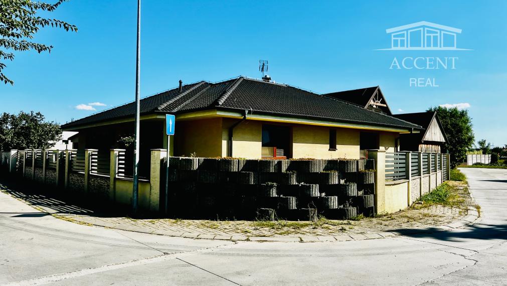 PRIESTRANNÝ 4-IZBOVÝ BUNGALOV (188M2) S GARÁŽOU A S PEKNÝM POZEMKOM (550M2) LEN 4KM OD SENCA - HRUBÝ ŚÚR