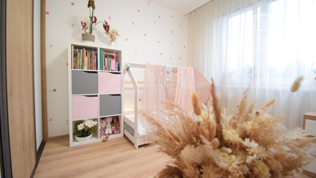 PREDAJ KRÁSNEHO,KOMPLETNE ZREKONŠTRUOVANÉHO 3 IZBOVÉHO BYTU (70 M2)V RUŽINOVE VO VÝBORNEJ LOKALITE PLNEJ ZELENE