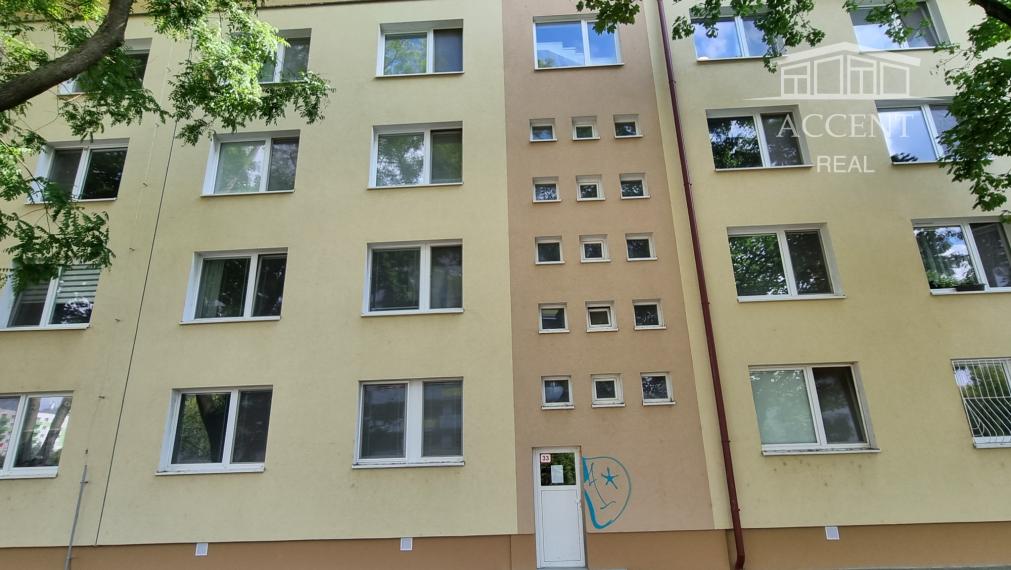 PREDAJ KRÁSNEHO,KOMPLETNE ZREKONŠTRUOVANÉHO 3 IZBOVÉHO BYTU (70 M2)V RUŽINOVE VO VÝBORNEJ LOKALITE PLNEJ ZELENE