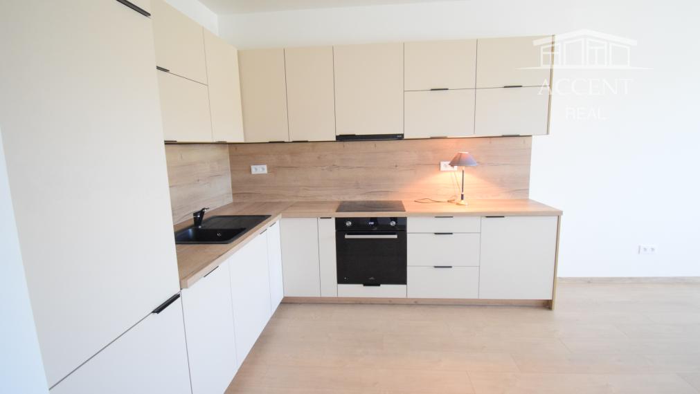 PRIESTRANNÝ 3-IZBOVÝ BYT S VEĽKOU LOGGIOU (89M2) V ŠTANDARDE S KUCHYNSKOU LINKOU, VEĽKÝ WALK IN ŠATNÍK