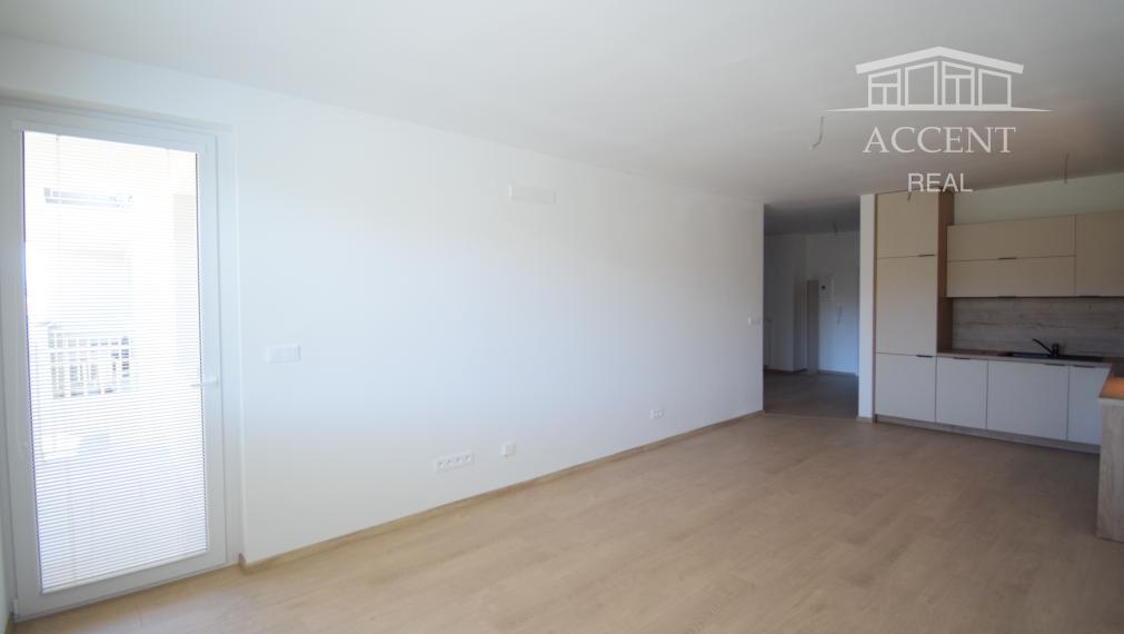 PRIESTRANNÝ 3-IZBOVÝ BYT S VEĽKOU LOGGIOU (89M2) V ŠTANDARDE S KUCHYNSKOU LINKOU, VEĽKÝ WALK IN ŠATNÍK