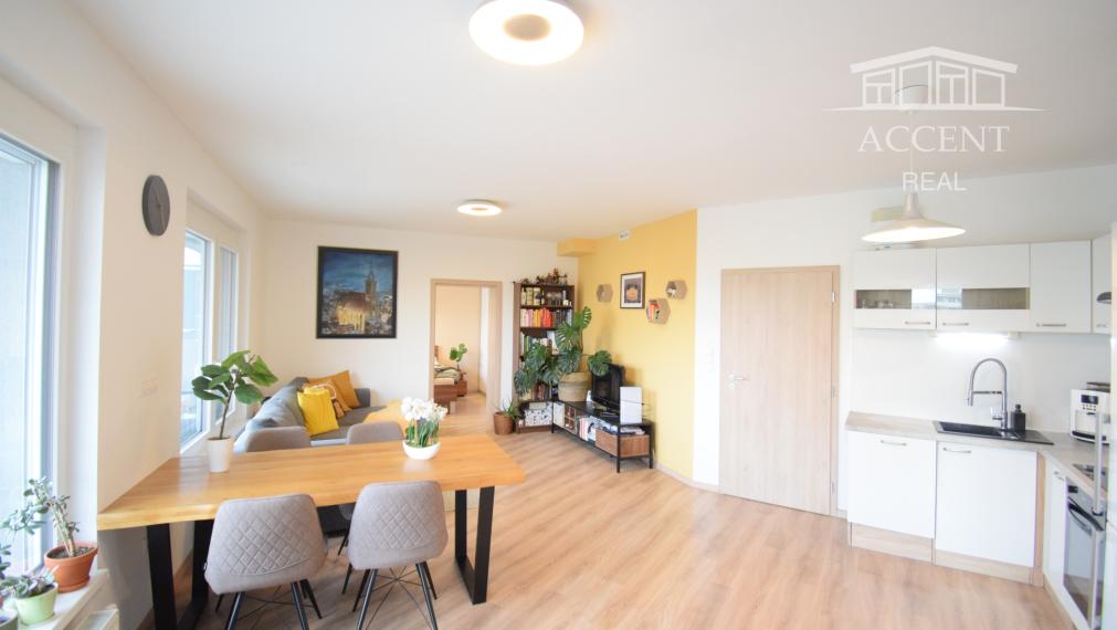 REZERVOVANÝ - PREDAJ KRÁSNEJ 2 - IZBOVEJ NOVOSTAVBY(84,3M2) S VEĽKOU TERASOU(26,70m2),PARKOVACÍM MIESTOM A PIVNIČNOU KOBKOU