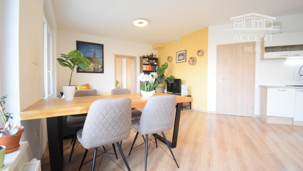 REZERVOVANÝ - PREDAJ KRÁSNEJ 2 - IZBOVEJ NOVOSTAVBY(84,3M2) S VEĽKOU TERASOU(26,70m2),PARKOVACÍM MIESTOM A PIVNIČNOU KOBKOU