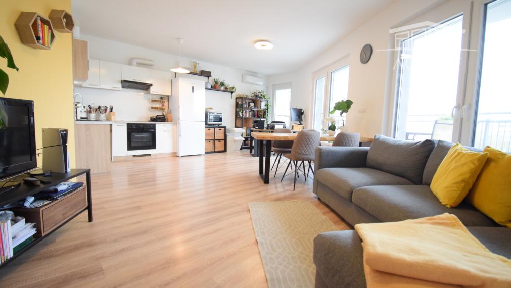 REZERVOVANÝ - PREDAJ KRÁSNEJ 2 - IZBOVEJ NOVOSTAVBY(84,3M2) S VEĽKOU TERASOU(26,70m2),PARKOVACÍM MIESTOM A PIVNIČNOU KOBKOU