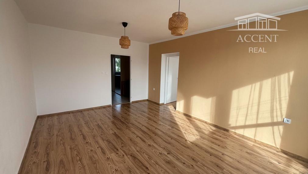 PREDAJ - 2 IZBOVÝ ZREKONŠTRUOVANÝ BYT V BLÍZKOSTI CENTRA MESTA V TRENČÍNE .