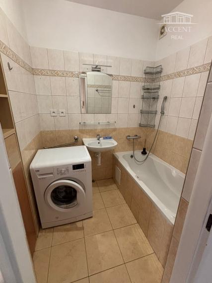 PREDAJ - 2 IZBOVÝ ZREKONŠTRUOVANÝ BYT V BLÍZKOSTI CENTRA MESTA V TRENČÍNE .