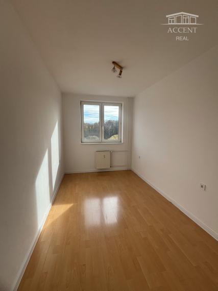 PREDAJ - 2 IZBOVÝ ZREKONŠTRUOVANÝ BYT V BLÍZKOSTI CENTRA MESTA V TRENČÍNE .