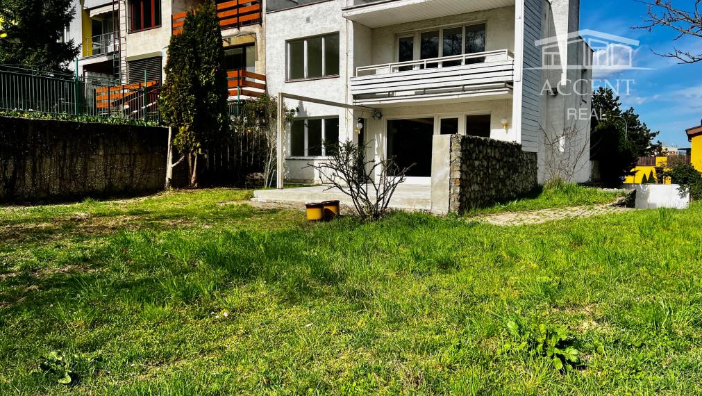 REZERVOVANÉ - DVOJPODLAŽNÁ VILA (279M2) S PEKNÝM ROVINATÝM POZEMKOM(592M2) A NÁDHERNÝM VÝHĽADOM  - 6 PARKOVACÍCH MIEST