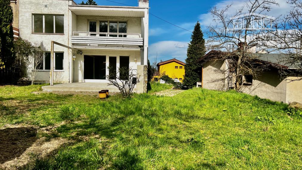 REZERVOVANÉ - DVOJPODLAŽNÁ VILA (279M2) S PEKNÝM ROVINATÝM POZEMKOM(592M2) A NÁDHERNÝM VÝHĽADOM  - 6 PARKOVACÍCH MIEST