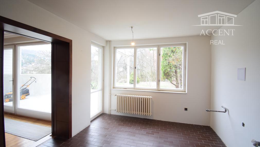 REZERVOVANÉ - DVOJPODLAŽNÁ VILA (279M2) S PEKNÝM ROVINATÝM POZEMKOM(592M2) A NÁDHERNÝM VÝHĽADOM  - 6 PARKOVACÍCH MIEST