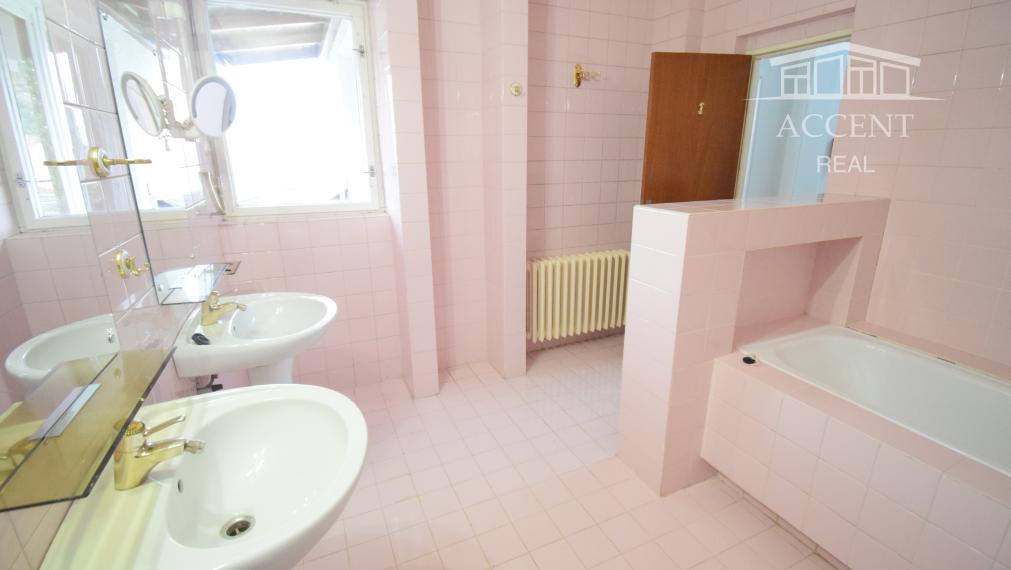 REZERVOVANÉ - DVOJPODLAŽNÁ VILA (279M2) S PEKNÝM ROVINATÝM POZEMKOM(592M2) A NÁDHERNÝM VÝHĽADOM  - 6 PARKOVACÍCH MIEST