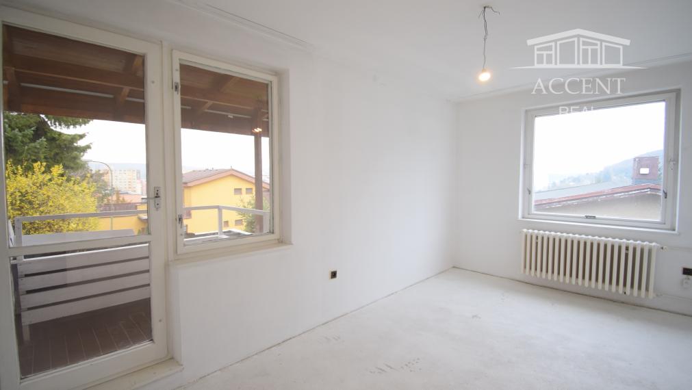 REZERVOVANÉ - DVOJPODLAŽNÁ VILA (279M2) S PEKNÝM ROVINATÝM POZEMKOM(592M2) A NÁDHERNÝM VÝHĽADOM  - 6 PARKOVACÍCH MIEST