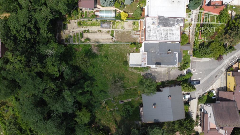 REZERVOVANÉ - DVOJPODLAŽNÁ VILA (279M2) S PEKNÝM ROVINATÝM POZEMKOM(592M2) A NÁDHERNÝM VÝHĽADOM  - 6 PARKOVACÍCH MIEST