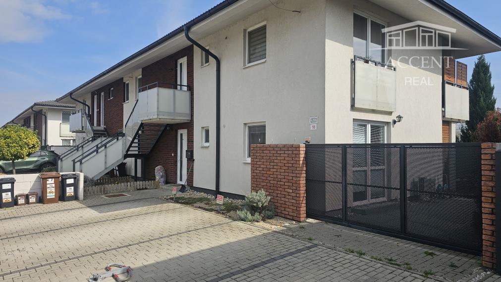 ACCENT REAL - Výnimočný 3 izbový byt v RD s terasou a záhradou, 3 parkovacie miesta
