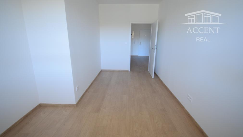 PRIESTRANNÝ 3-IZBOVÝ BYT S VEĽKOU LOGGIOU (89M2) V ŠTANDARDE S KUCHYNSKOU LINKOU, VEĽKÝ WALK IN ŠATNÍK