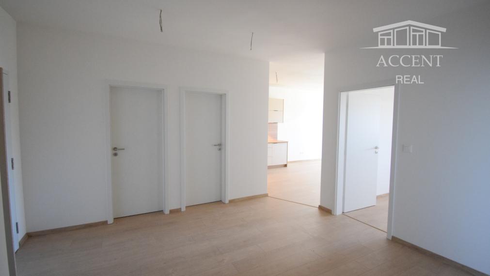 PRIESTRANNÝ 3-IZBOVÝ BYT S VEĽKOU LOGGIOU (89M2) V ŠTANDARDE S KUCHYNSKOU LINKOU, VEĽKÝ WALK IN ŠATNÍK