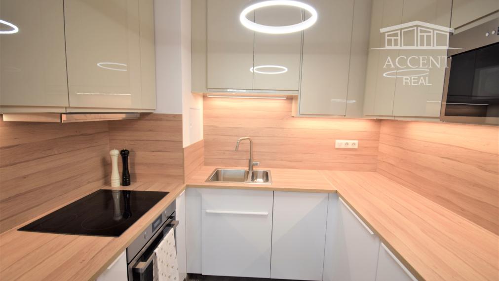 VEĽMI PEKNÝ DVOJIZBOVÝ BYT S KLIMATIZÁCIOU A PARKINGOM(60M2) V NOVOSTAVBE STEIN - STARÉ MESTO