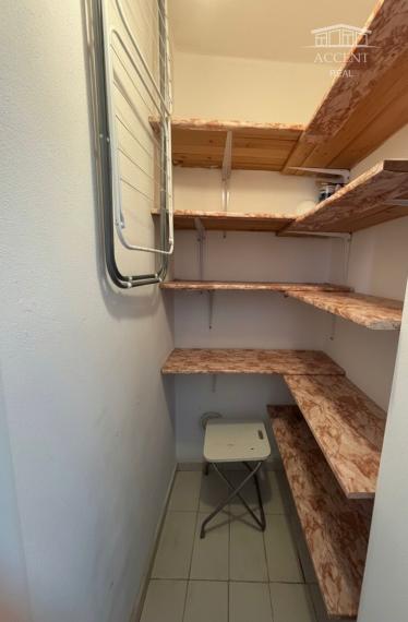 PREDAJ - 2 IZBOVÝ ZREKONŠTRUOVANÝ BYT V BLÍZKOSTI CENTRA MESTA V TRENČÍNE .