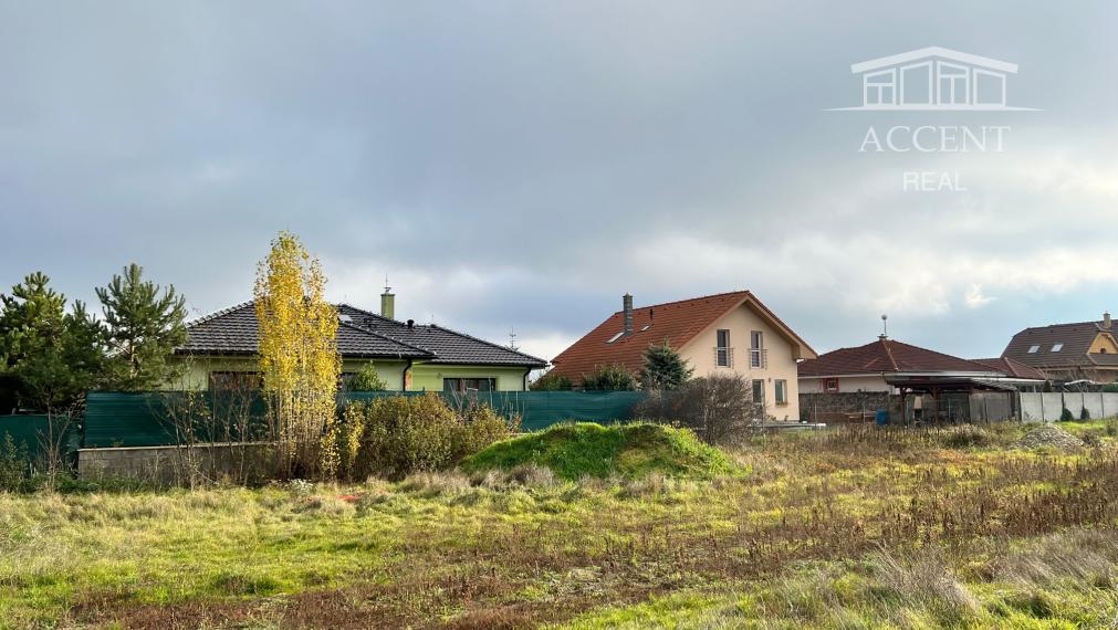 PEKNÝ ROŽNÝ STAVEBNÝ POZEMOK (626M2) S HOTOVÝM PROJEKTOM A SO STAVEBNÝM POVOLENÍM- VŠETKY INŽINIERSKE SIETE - 4KM OD SENCA - KRÁĽOVÁ PRI SENCI