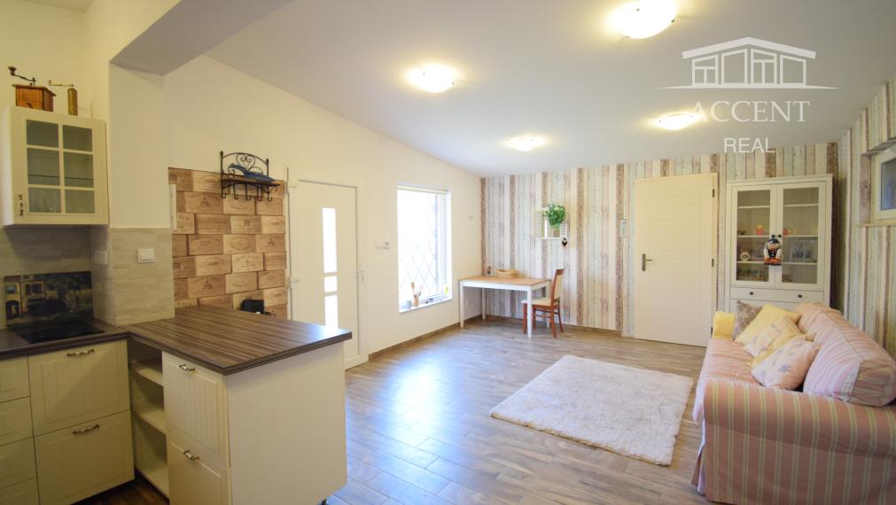 CELOROČNE OBÝVATEĽNÁ 2- IZBOVÁ CHATA SO SÚPISNÝM ČÍSLOM (60M2) S TERASOU, PARKOVACÍMI MIESTAMI A KRÁSNOU ZÁHRADOU