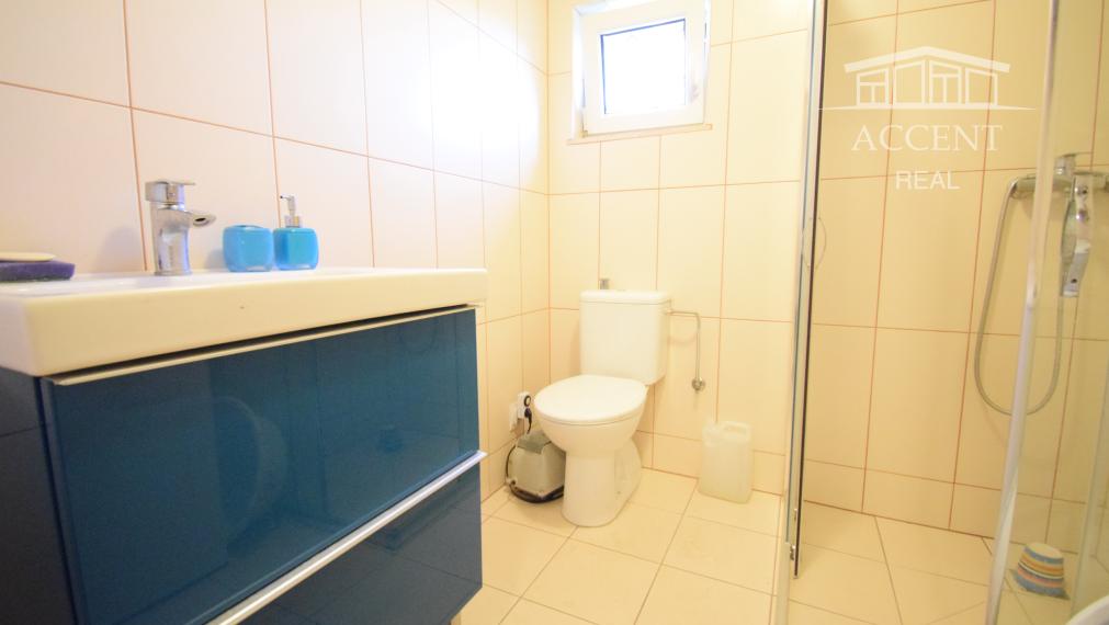 CELOROČNE OBÝVATEĽNÁ 2- IZBOVÁ CHATA SO SÚPISNÝM ČÍSLOM (60M2) S TERASOU, PARKOVACÍMI MIESTAMI A KRÁSNOU ZÁHRADOU