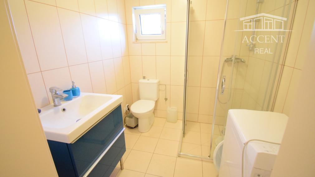 CELOROČNE OBÝVATEĽNÁ 2- IZBOVÁ CHATA SO SÚPISNÝM ČÍSLOM (60M2) S TERASOU, PARKOVACÍMI MIESTAMI A KRÁSNOU ZÁHRADOU