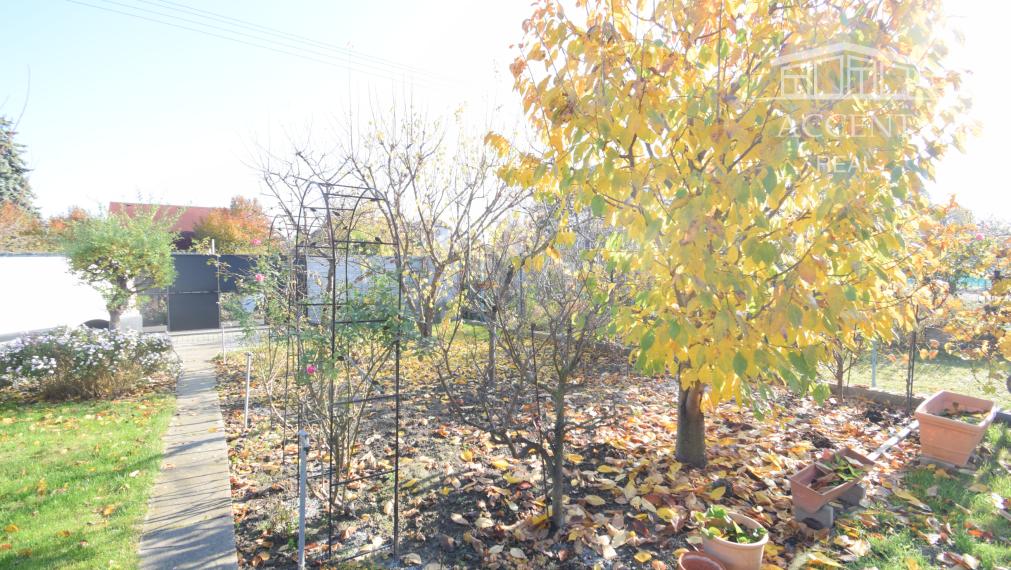 CELOROČNE OBÝVATEĽNÁ 2- IZBOVÁ CHATA SO SÚPISNÝM ČÍSLOM (60M2) S TERASOU, PARKOVACÍMI MIESTAMI A KRÁSNOU ZÁHRADOU