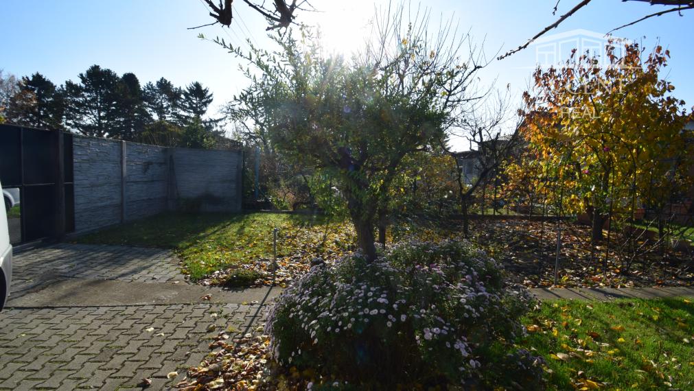 CELOROČNE OBÝVATEĽNÁ 2- IZBOVÁ CHATA SO SÚPISNÝM ČÍSLOM (60M2) S TERASOU, PARKOVACÍMI MIESTAMI A KRÁSNOU ZÁHRADOU