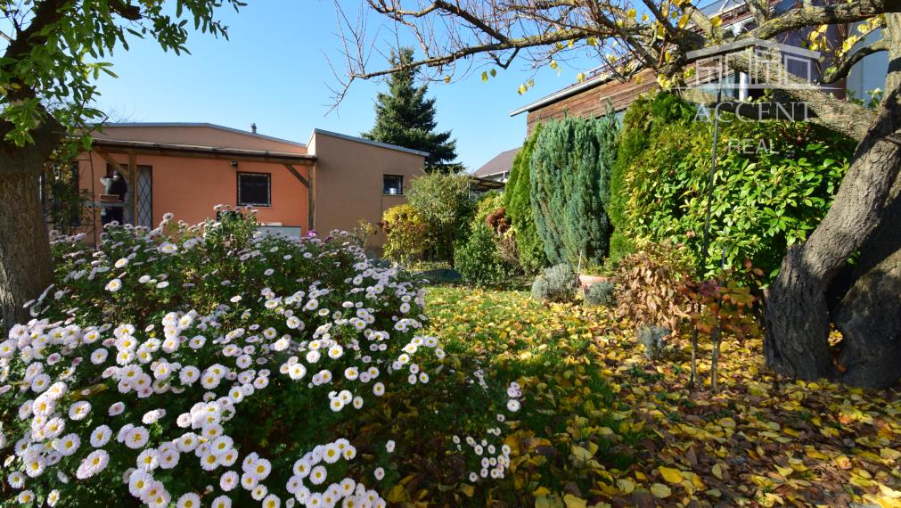 CELOROČNE OBÝVATEĽNÁ 2- IZBOVÁ CHATA SO SÚPISNÝM ČÍSLOM (60M2) S TERASOU, PARKOVACÍMI MIESTAMI A KRÁSNOU ZÁHRADOU