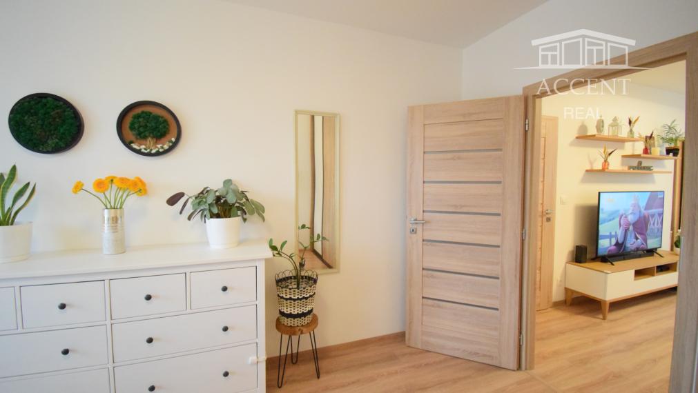 VEĽMI PEKNÝ, KVALITNE ZREKONŠTRUOVANÝ 3-IZBOVÝ BYT (70 M2)V RUŽINOVE VO VÝBORNEJ LOKALITE PLNEJ ZELENE