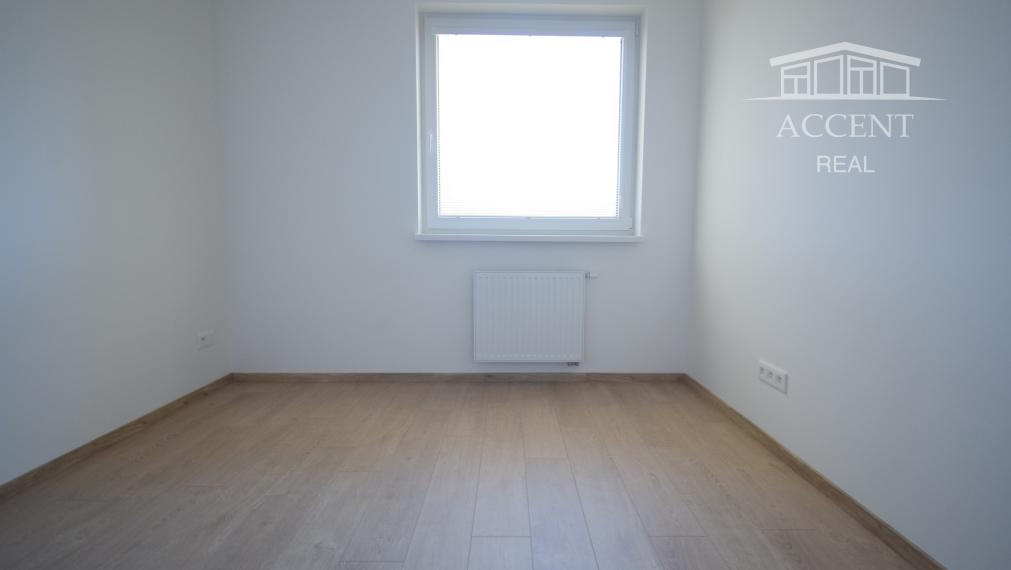 PRIESTRANNÝ 3-IZBOVÝ BYT S VEĽKOU LOGGIOU (89M2) V ŠTANDARDE S KUCHYNSKOU LINKOU, VEĽKÝ WALK IN ŠATNÍK