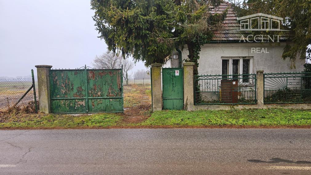 KRÁĽOVIČOVE KRAČANY - VEĽKÝ STAVEBNÝ POZEMOK 1200m2 SO STARŠÍM DOMOM