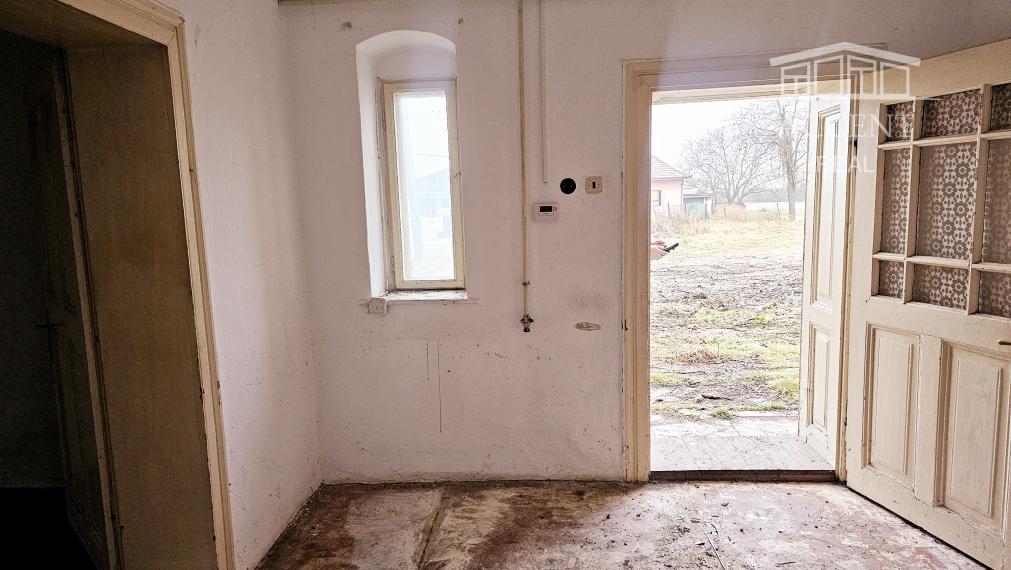 KRÁĽOVIČOVE KRAČANY - VEĽKÝ STAVEBNÝ POZEMOK 1200m2 SO STARŠÍM DOMOM