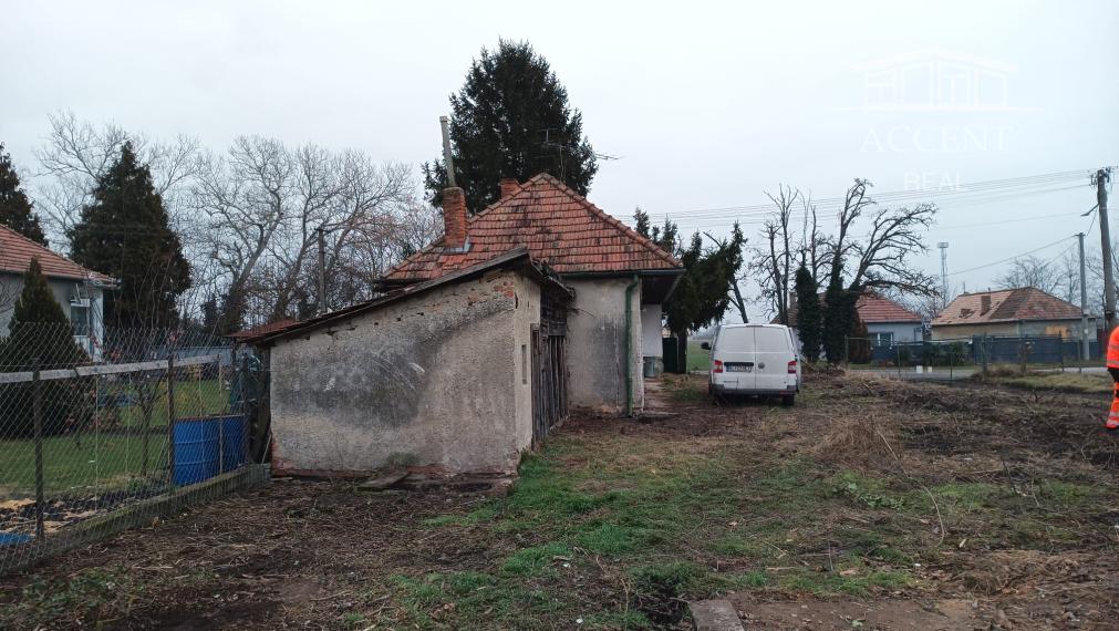 KRÁĽOVIČOVE KRAČANY - VEĽKÝ STAVEBNÝ POZEMOK 1200m2 SO STARŠÍM DOMOM