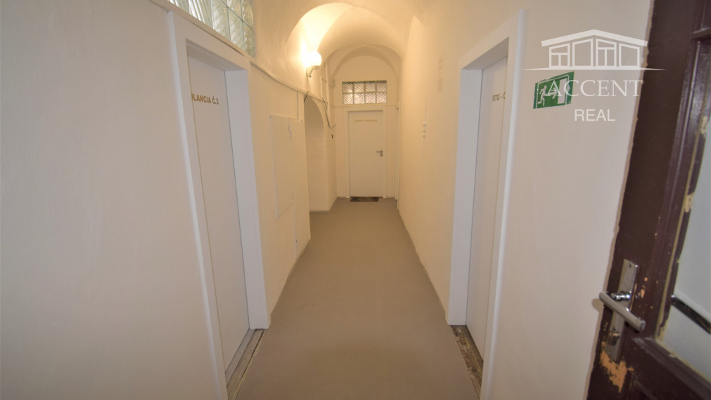 NÁDHERNÁ HISTORICKÁ BUDOVA   V CENTRE BANSKEJ BYSTRICE (1700m2)