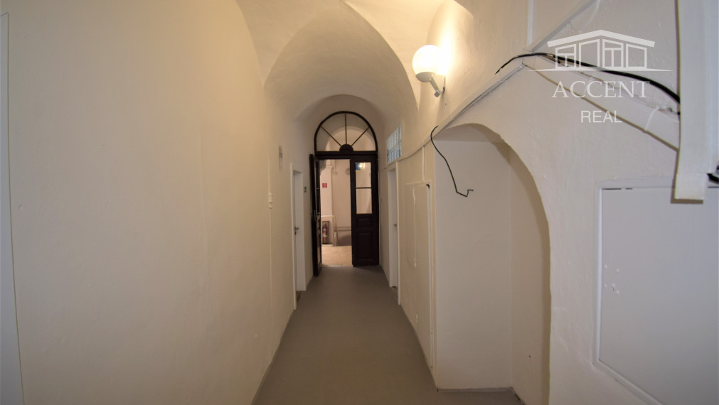 NÁDHERNÁ HISTORICKÁ BUDOVA   V CENTRE BANSKEJ BYSTRICE (1700m2)