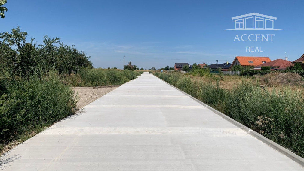 PEKNÝ ROŽNÝ STAVEBNÝ POZEMOK (626M2) S HOTOVÝM PROJEKTOM A SO STAVEBNÝM POVOLENÍM- VŠETKY INŽINIERSKE SIETE - 4KM OD SENCA - KRÁĽOVÁ PRI SENCI