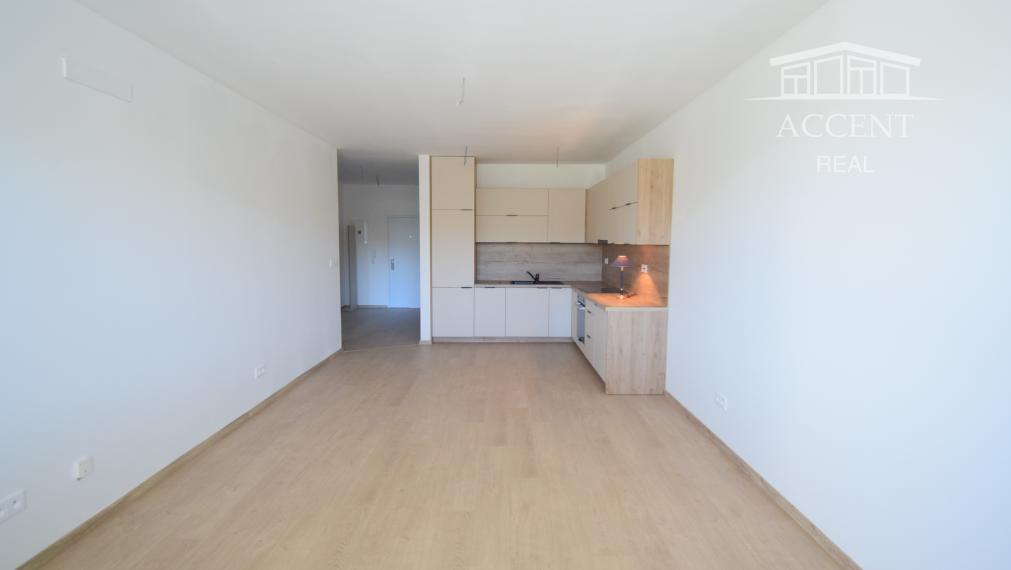 PRIESTRANNÝ 3-IZBOVÝ BYT S VEĽKOU LOGGIOU (89M2) V ŠTANDARDE S KUCHYNSKOU LINKOU, VEĽKÝ WALK IN ŠATNÍK